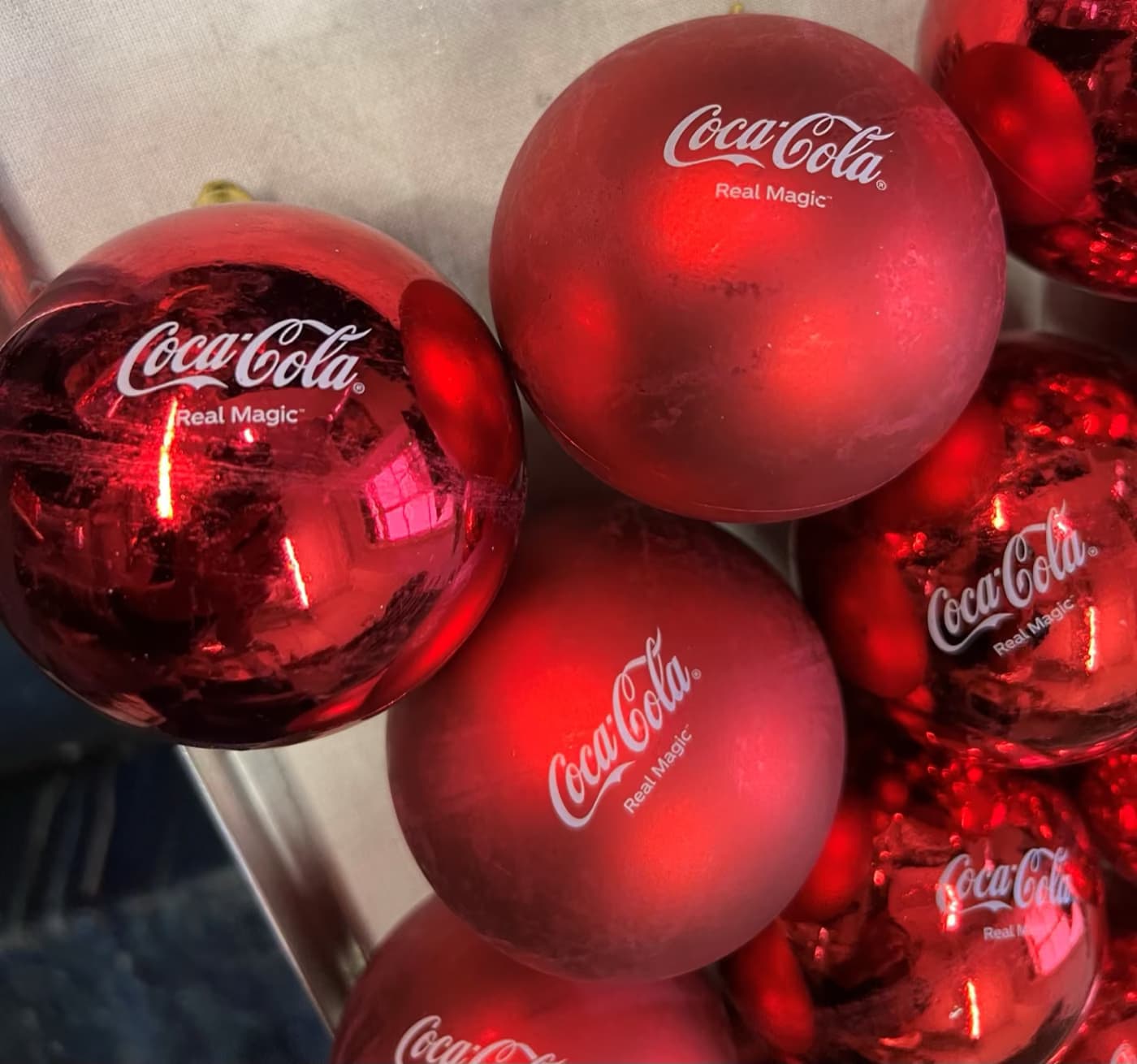 Rote Weihnachtskugeln mit weissem Coca-Cola Schriftzug