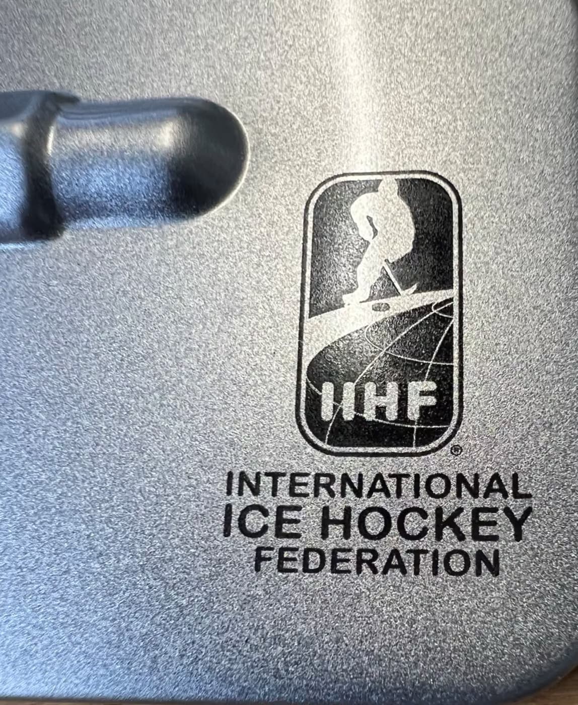 In Aluminium graviertes Signet der International Ice Hockey Federation