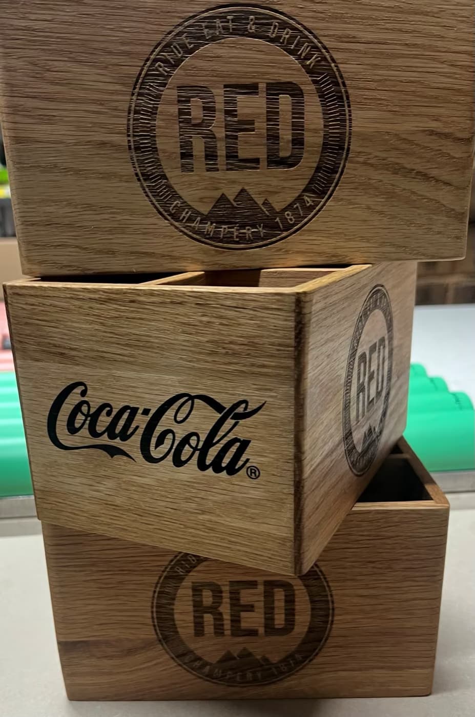 In Eichenholz gravierte Boxen mit dem Rundsignet von RED Champéry